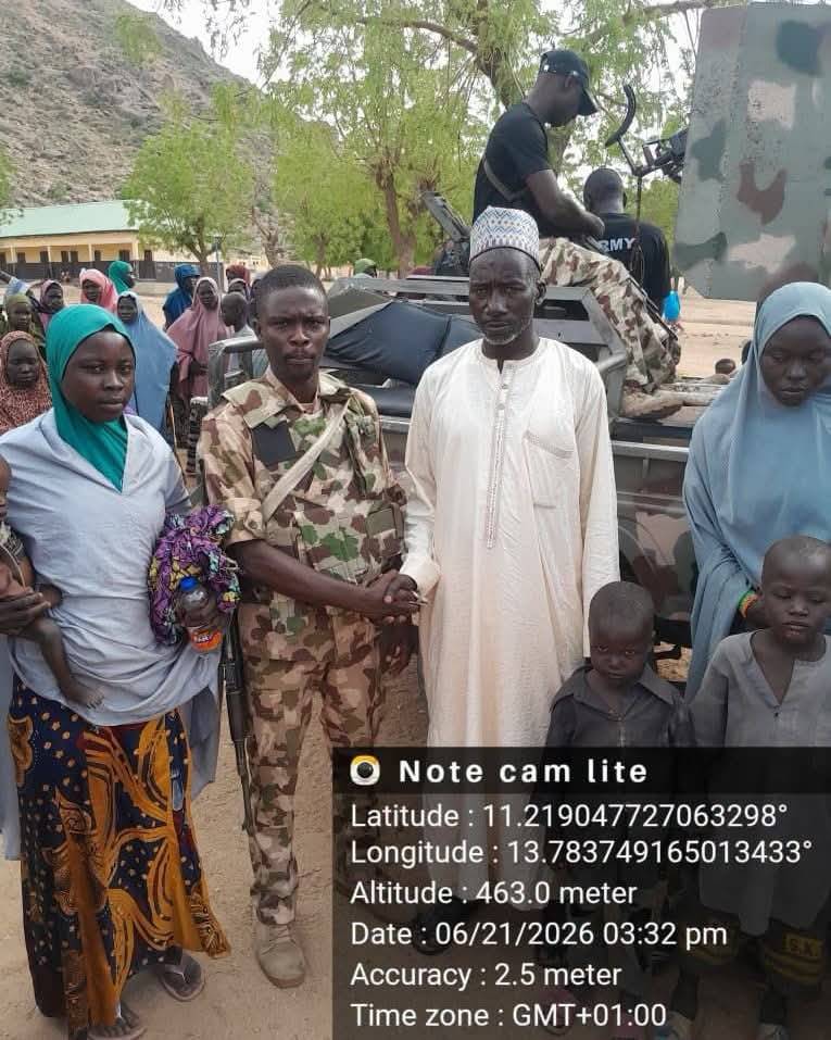 🇳🇬🪖TROOPS RESCUE EIGHT ESCAPEES FROM MANDARA MOUNTAINS IN BORNO
Troops of Operation Hadin Kai hav...