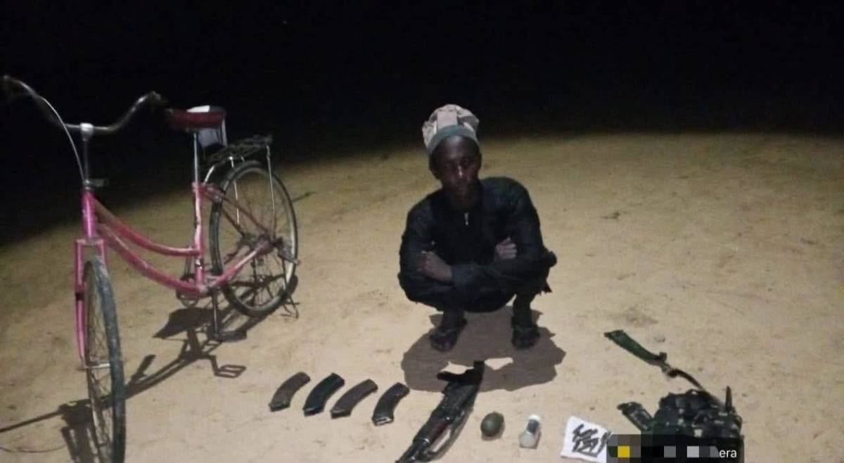 Boko Haram/ISWAP t£rr0r!st surrenders with AK-47 as troops arrest six suspected k!dn@ppers
A suspec...