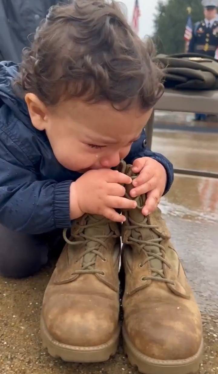 ππHe walked to the chair. Then he saw the shoes. And he knew.
A soldier's son sat by the empty ch...