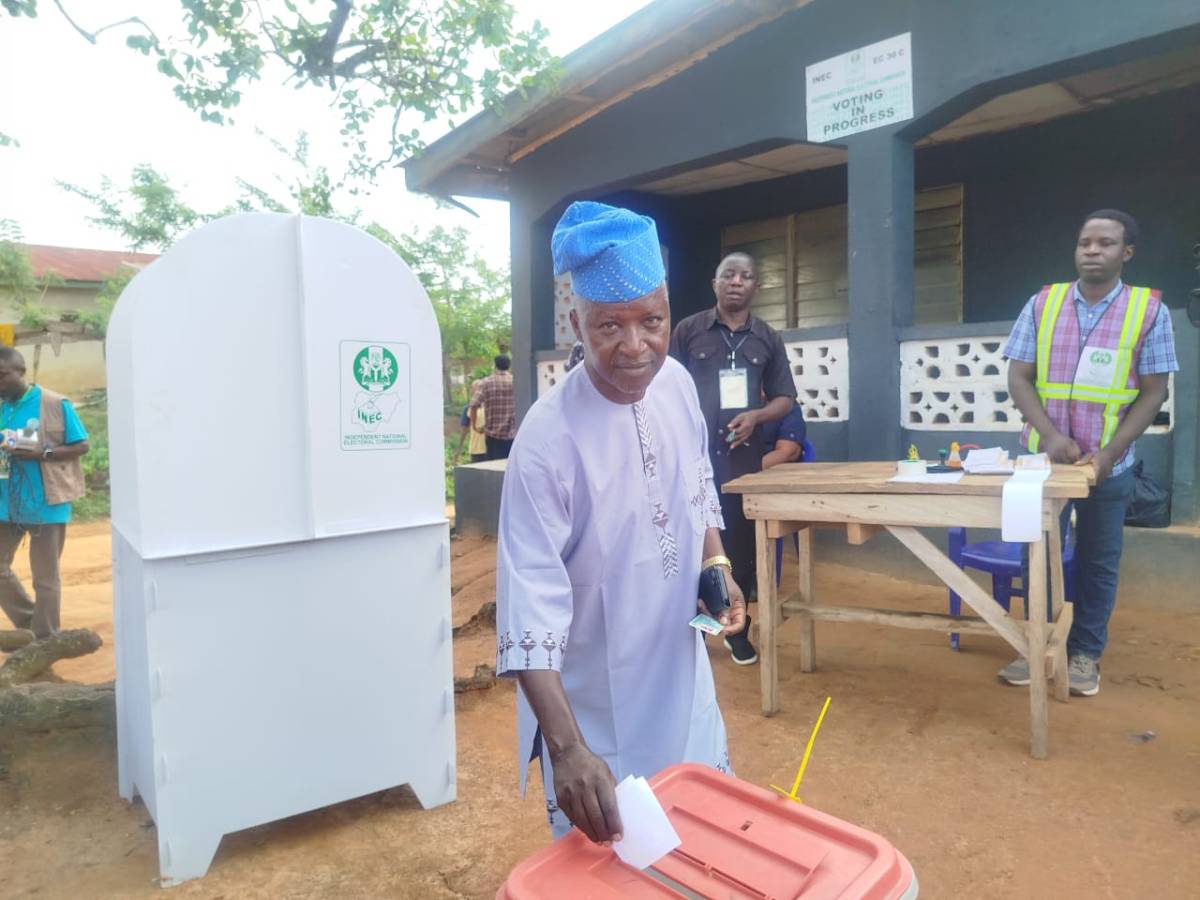 ๐๐๐๐๐: The candidate of the African Democratic Congress, Mr Dare Bejide casting his vote at Ward 2...