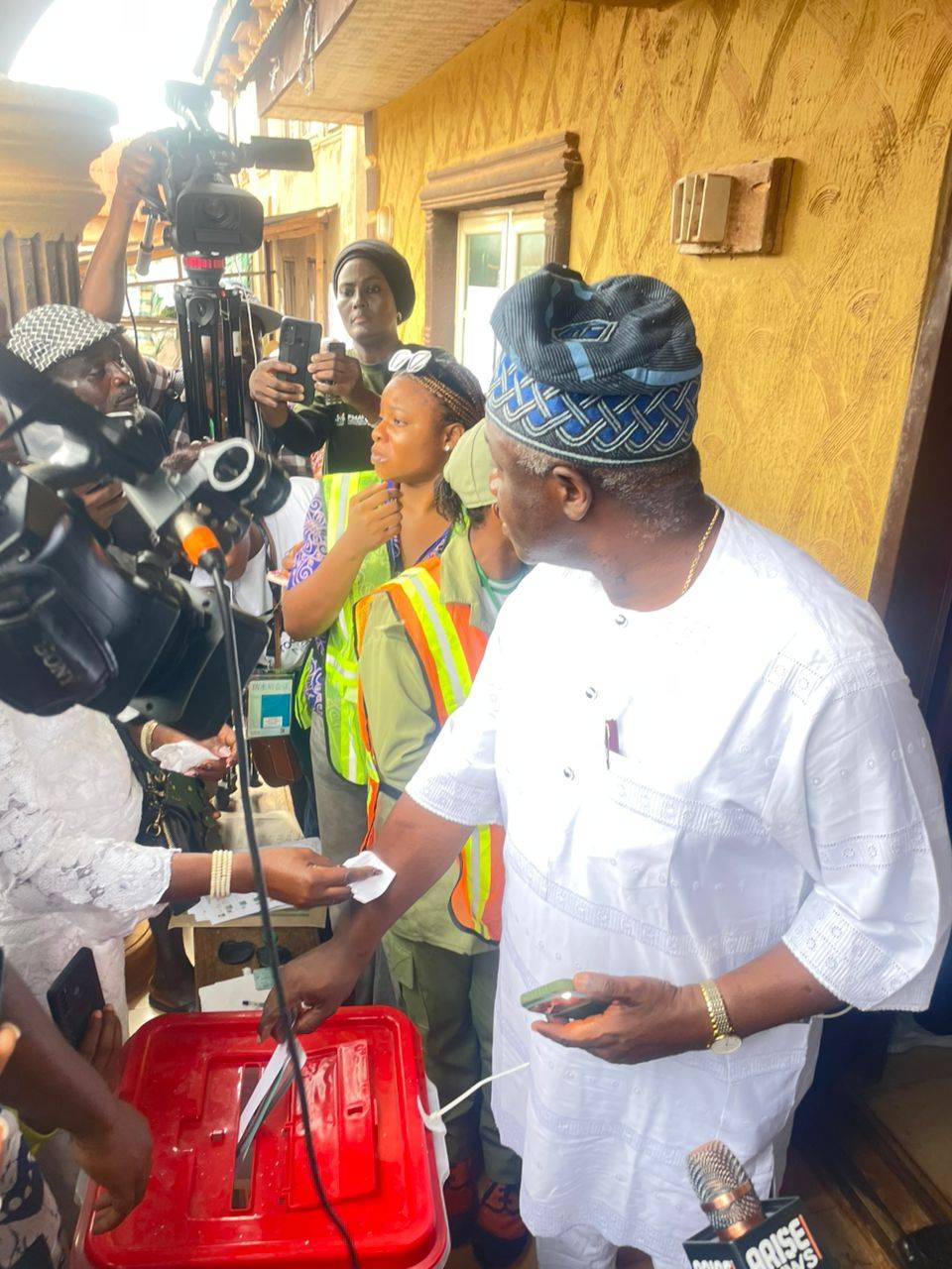 ๐๐๐๐๐๐: Candidate of the PDP, Mr Wole Oloyede cast his vote at ward 2, unit 3, OSAGBURU hall, Ikere...