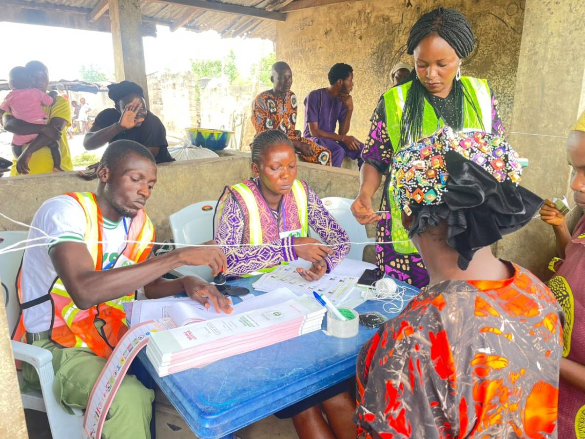 ๐๐๐๐๐๐: Voters getting ready to vote at PU 3, Ward 5, at market stall/Ogbese, LGA: Ise-Orun, RA: Eri...