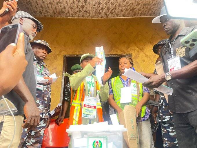 ππππππ: Sorting and Counting Commences at PDP Candidate, Wole Oloyedeβs Polling Unit
Credit Olabode...