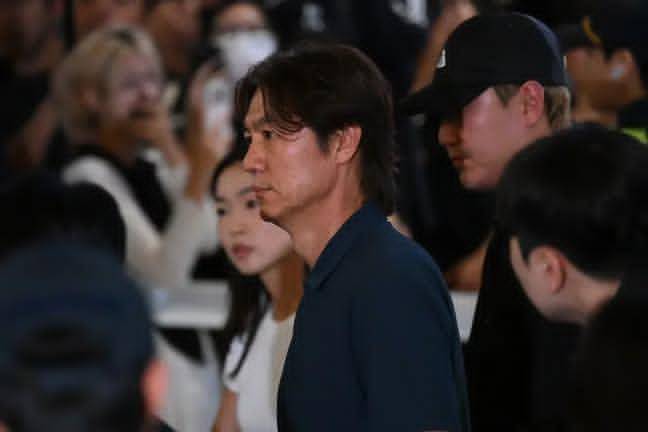 ๐ฆ๐ผ๐๐๐ต ๐๐ผ๐ฟ๐ฒ๐ฎ ๐ณ๐ฎ๐ป๐ ๐๐ฎ๐ฟ๐ด๐ฒ๐ ๐ฐ๐ผ๐ฎ๐ฐ๐ต ๐๐ผ๐ป๐ด ๐๐ถ๐๐ต ๐ฏ๐ผ๐ผ๐ ๐ฎ๐ ๐ช๐ผ๐ฟ๐น๐ฑ ๐๐๐ฝ ๐๐พ๐๐ฎ๐ฑ ๐ฟ๐ฒ๐๐๐ฟ๐ป๐
๐ฅ๐ฒ๐ฎ๐ฑ ๐ ๐ผ๐ฟ๐ฒ: https://punchng....