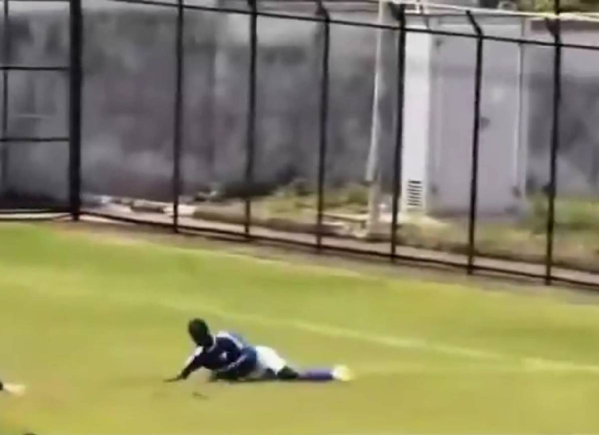 Promising Young Footballer Emmanuel Dies After Tragic Collision with Goalkeeper During Match
A youn...