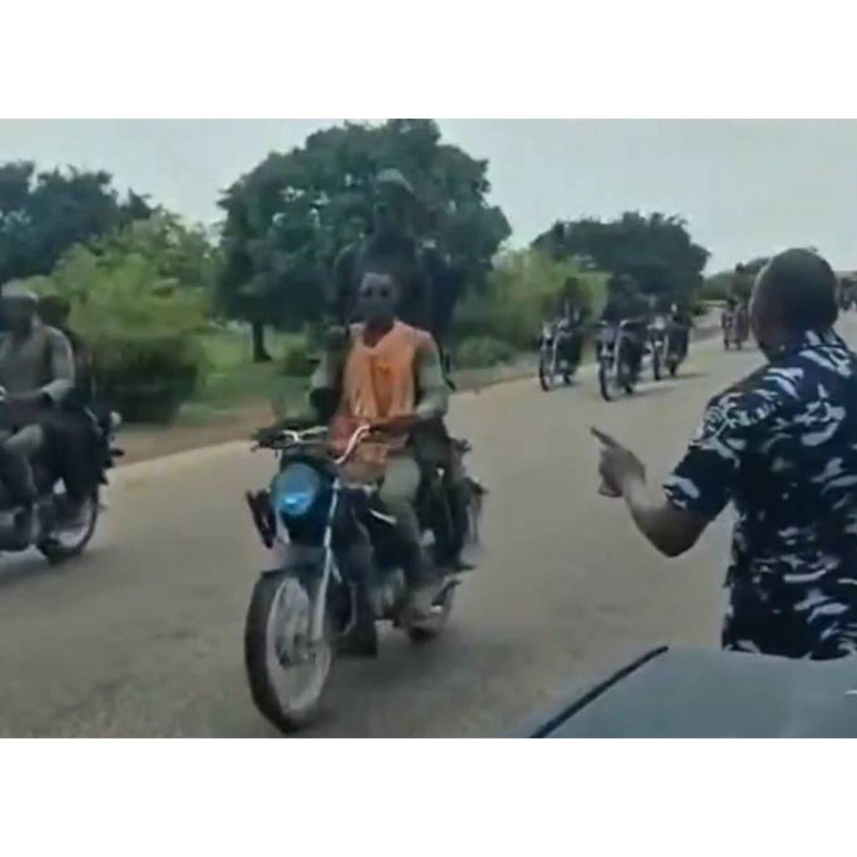 Outrage as G¥nmen Pass Freely Through Police Checkpoint along Zamfara-Sokoto Axis
A video has shown...