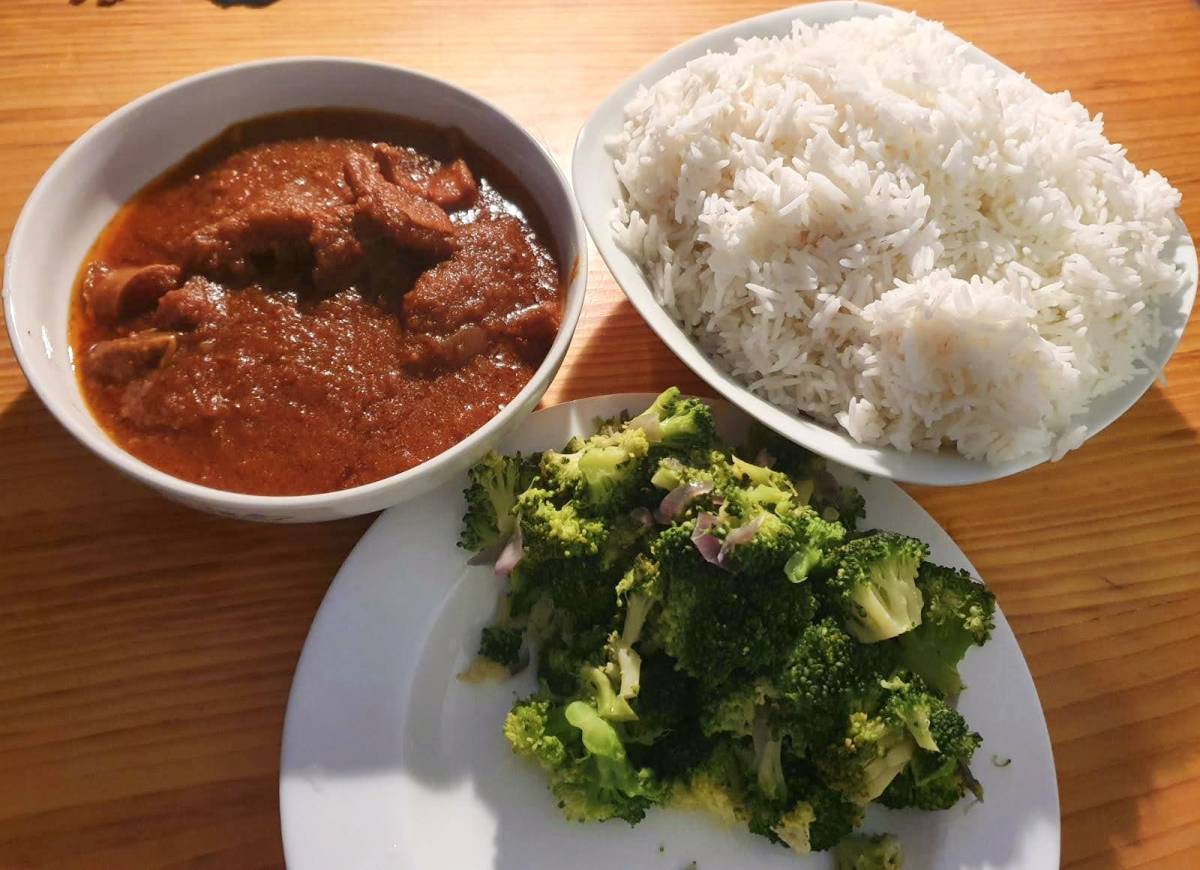 Happy Sunday to my Lekeelekee crew! No stress—just rice and stew, living their best life on my plate...
