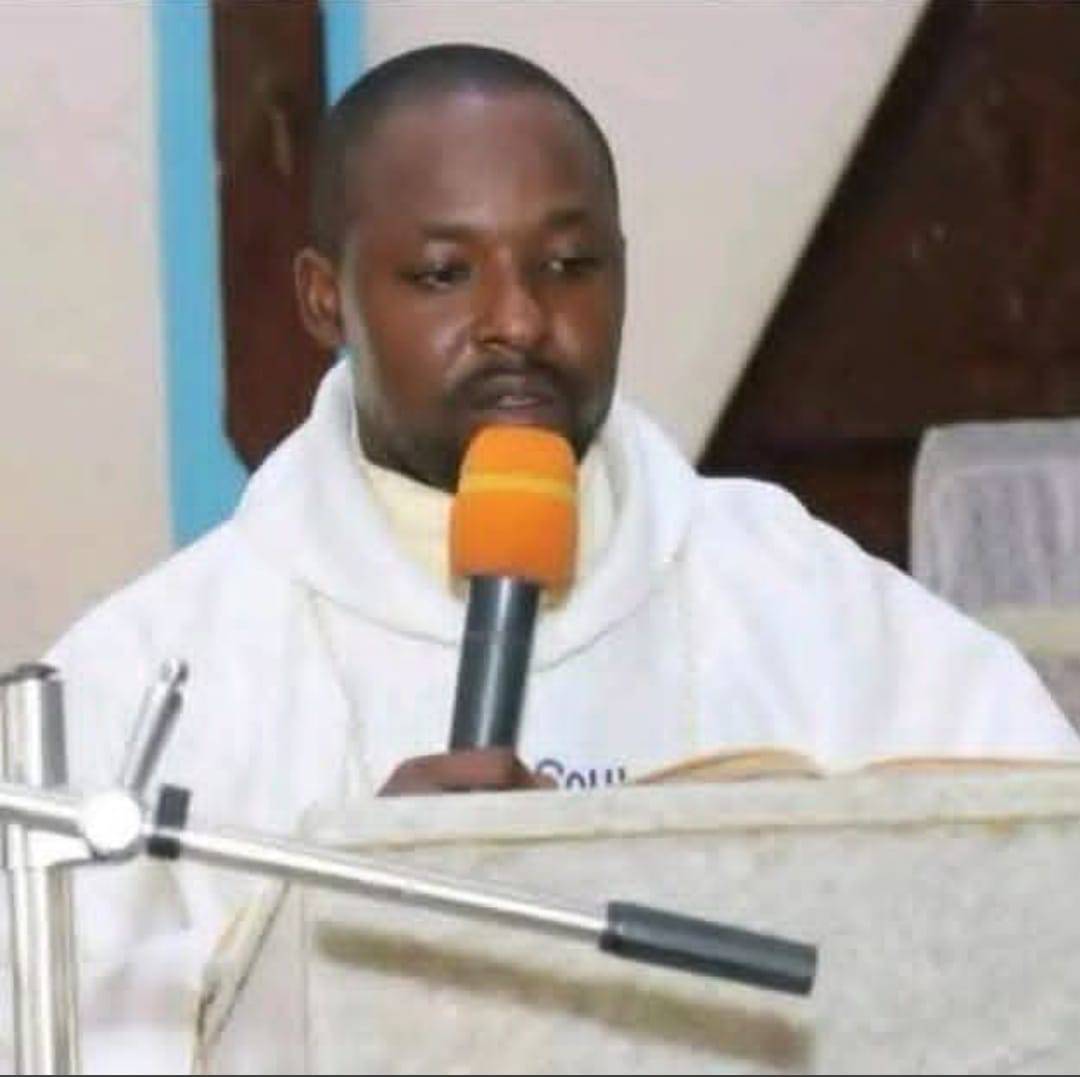 Catholic priest found dead with machete wounds in Kogi
Samuel Oyetoro, a Catholic priest serving at...