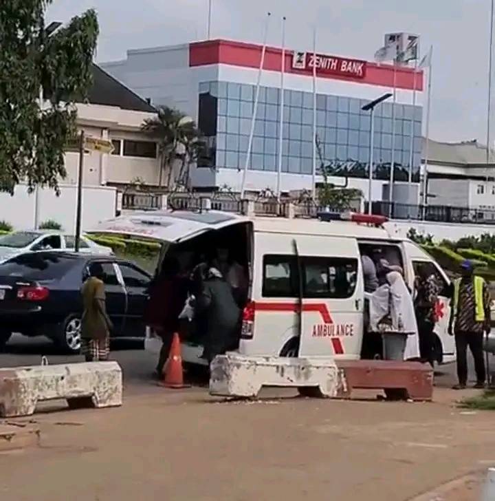 Man left in shock after seeing people enter an ambulance as public transport in Abuja😂
#FunnyMoment...