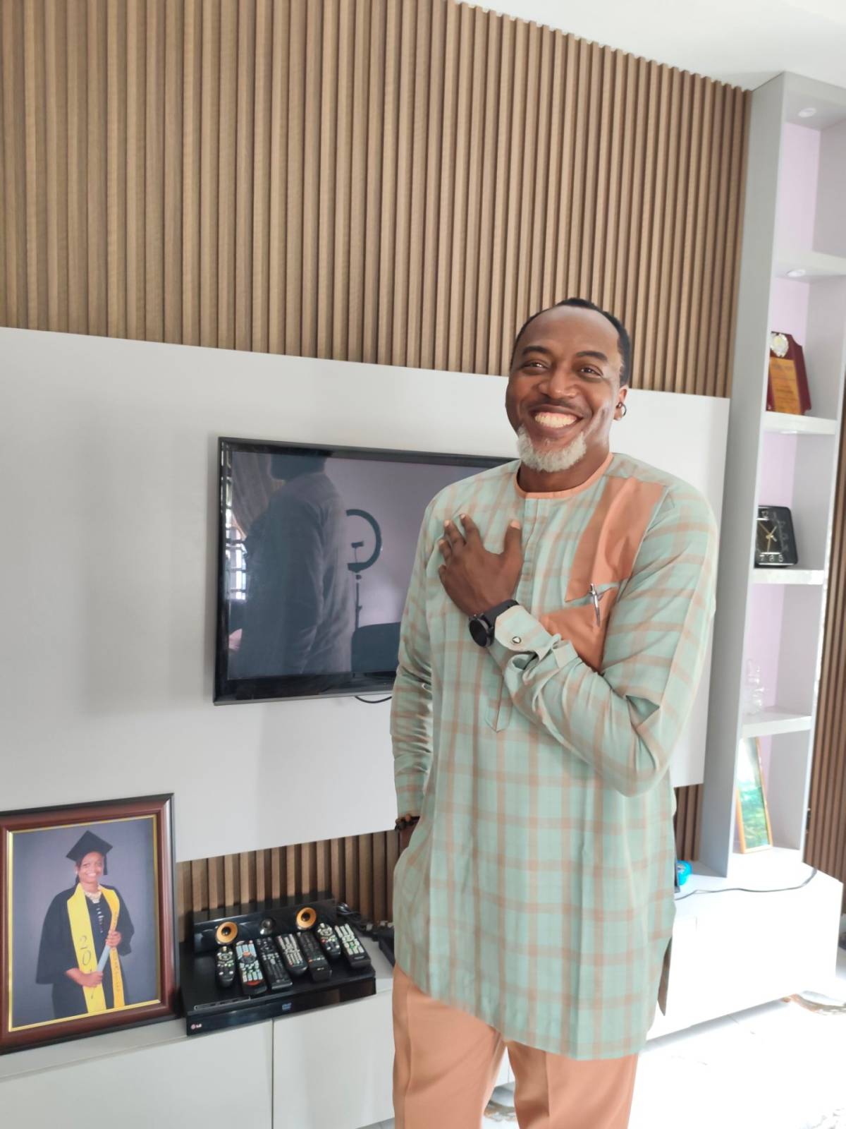 Midweek greetings from me to you my lekeelekee fans. Let the love continue.