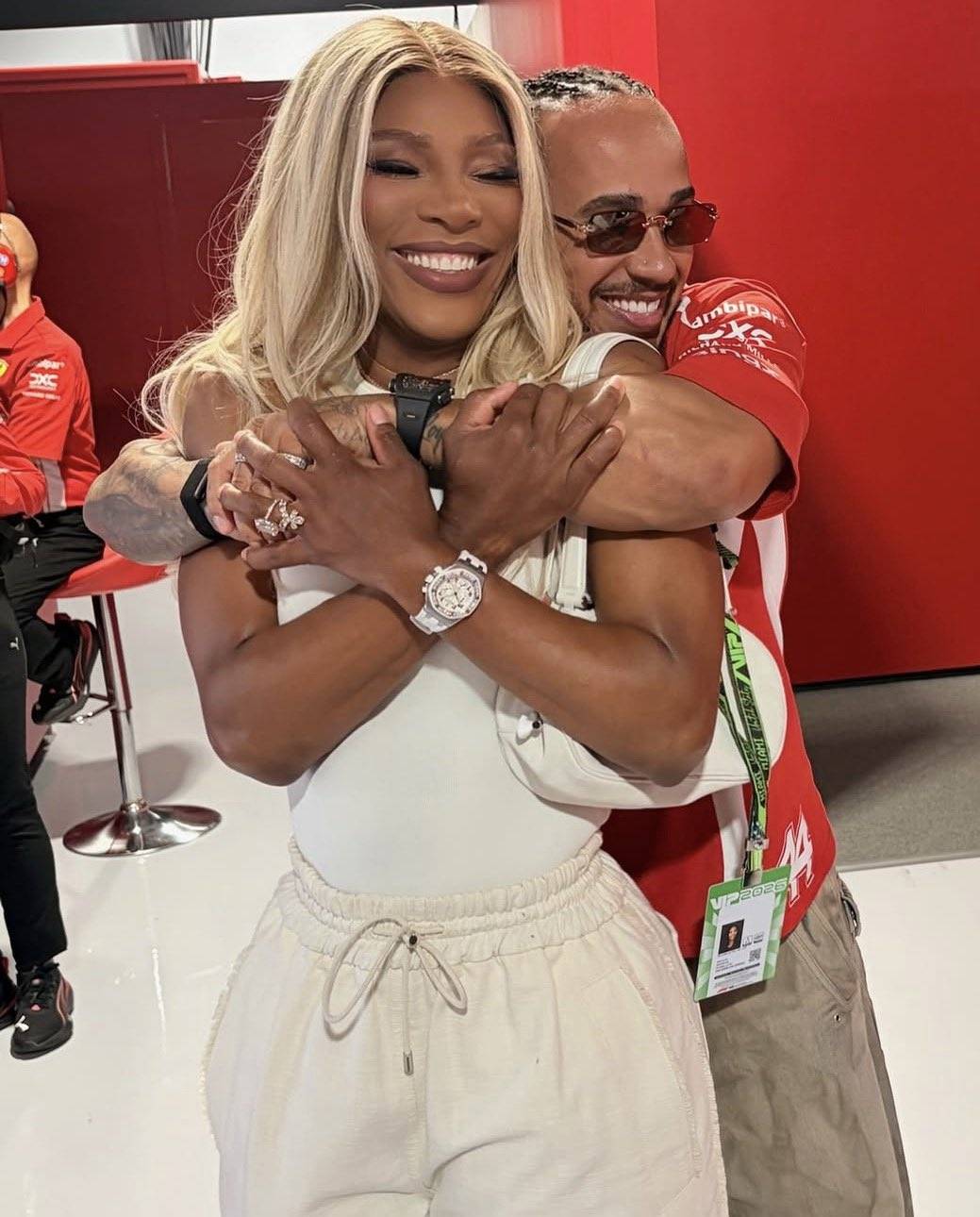 #Tennis legend Serena Williams showed her support to #F1 legend Lewis Hamilton at the #MiamiGP πΎποΈ....
