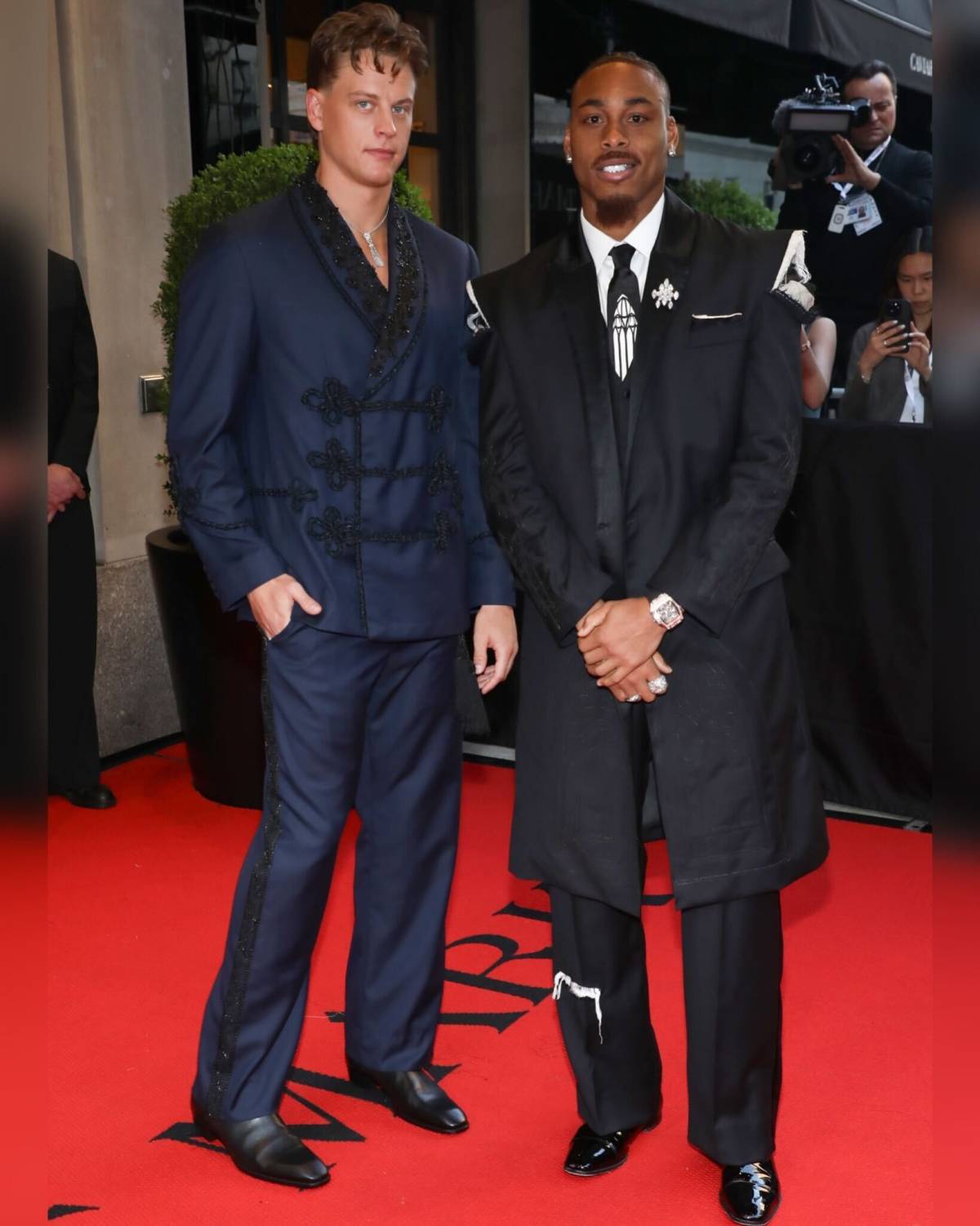 #NFL stars Joe Burrow and Justin Jefferson at the #MetGala 2026.
#AmericanFootball #Fashion #Sports