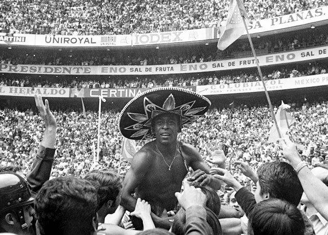 Estadio Azteca, Ciudad de México🇲🇽, 1970 📸
Pelé was crowned with a charro hat, after winning the W...