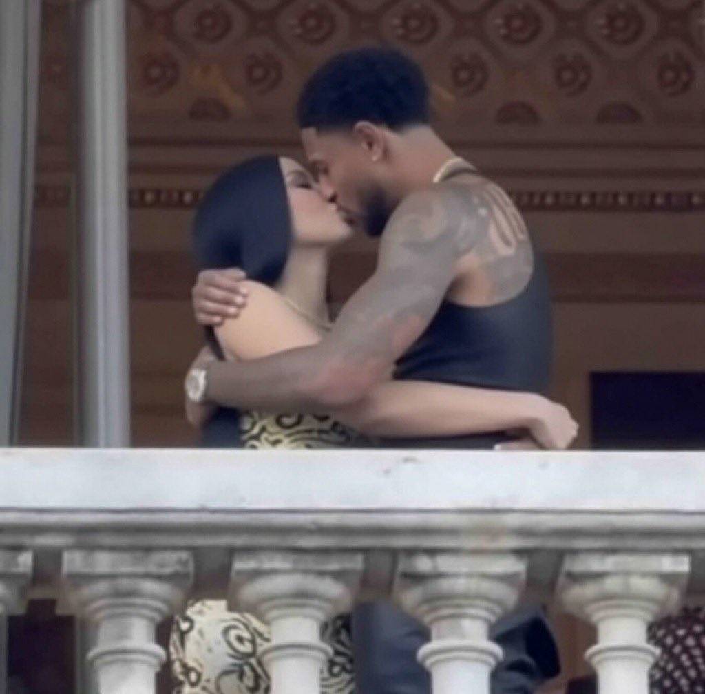🚨TRENDING: American singer Cardi B and Nigerian goalkeeper Maduka Okoye kissing on a balcony during...