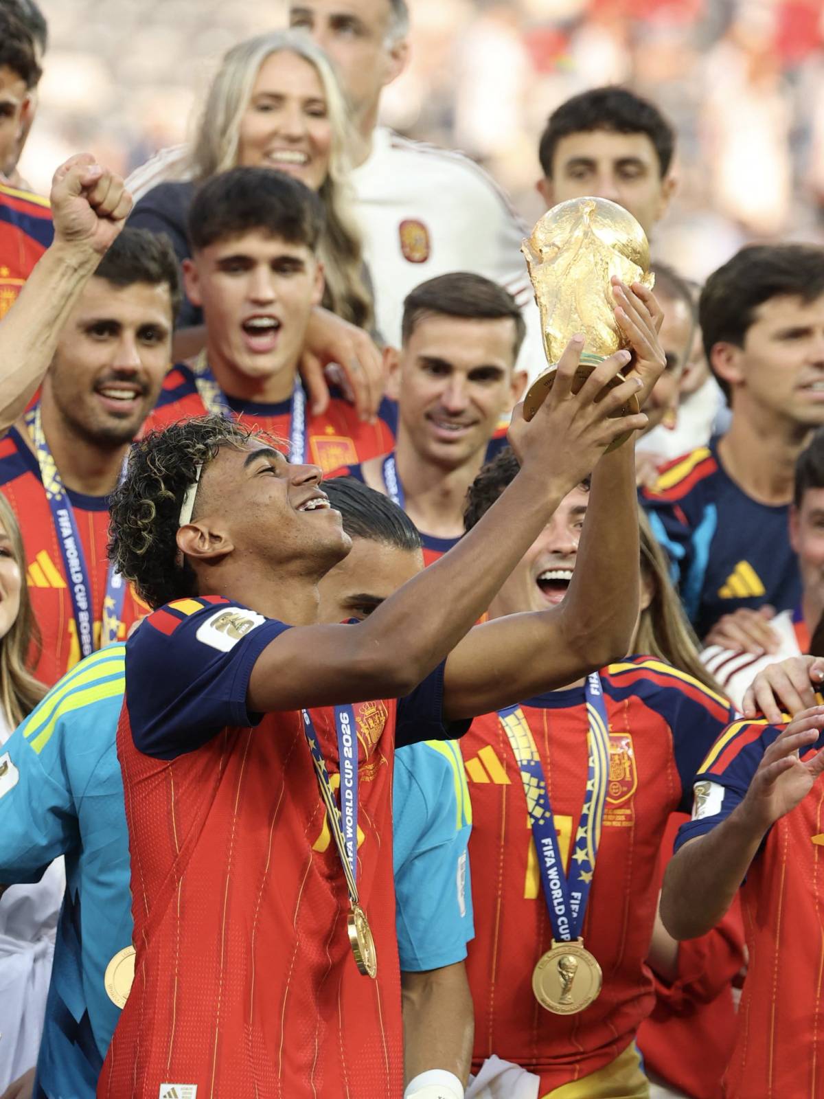 π¨ Lamine Yamal Lifts The World Cup.
Wins 8th career trophy on the 19th, At Age 19th and With Jersey...
