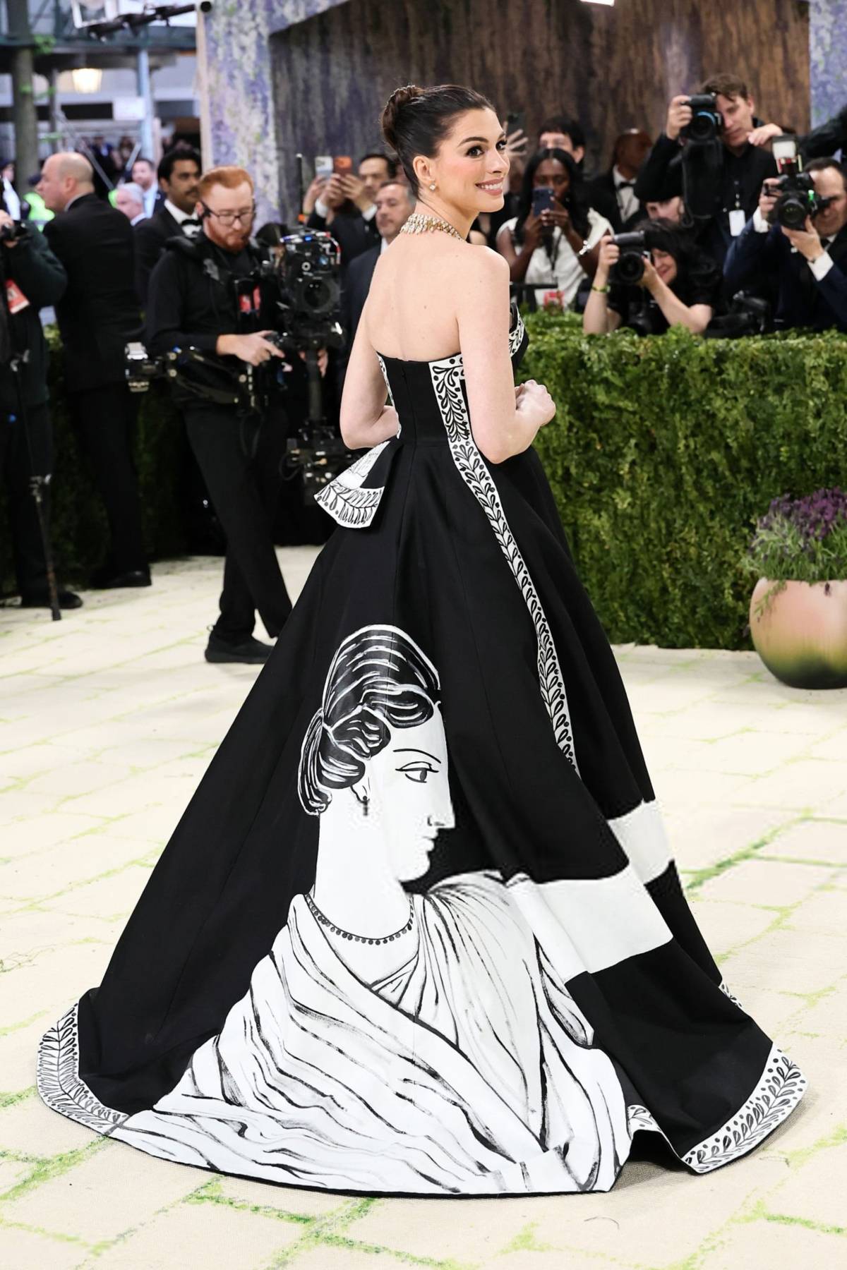 Anne Hathaway, Jaafar Jackson, Laura Harrier and Claire Foy at the #MetGala 2026.
#Fashion #Celebr...