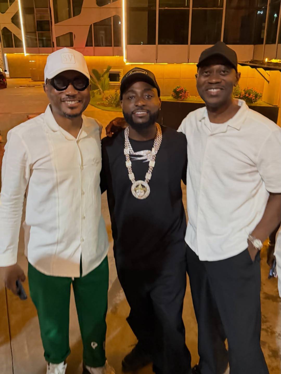#Nollywood star Lateef Adedimeji shared pics of his encounter with Afrobeats icon Davido.
"Linkup w...