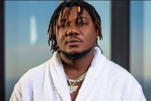 Popular Nigerian indigenous rapper CDQ has claimed that upcoming musicians must belong to a particul...