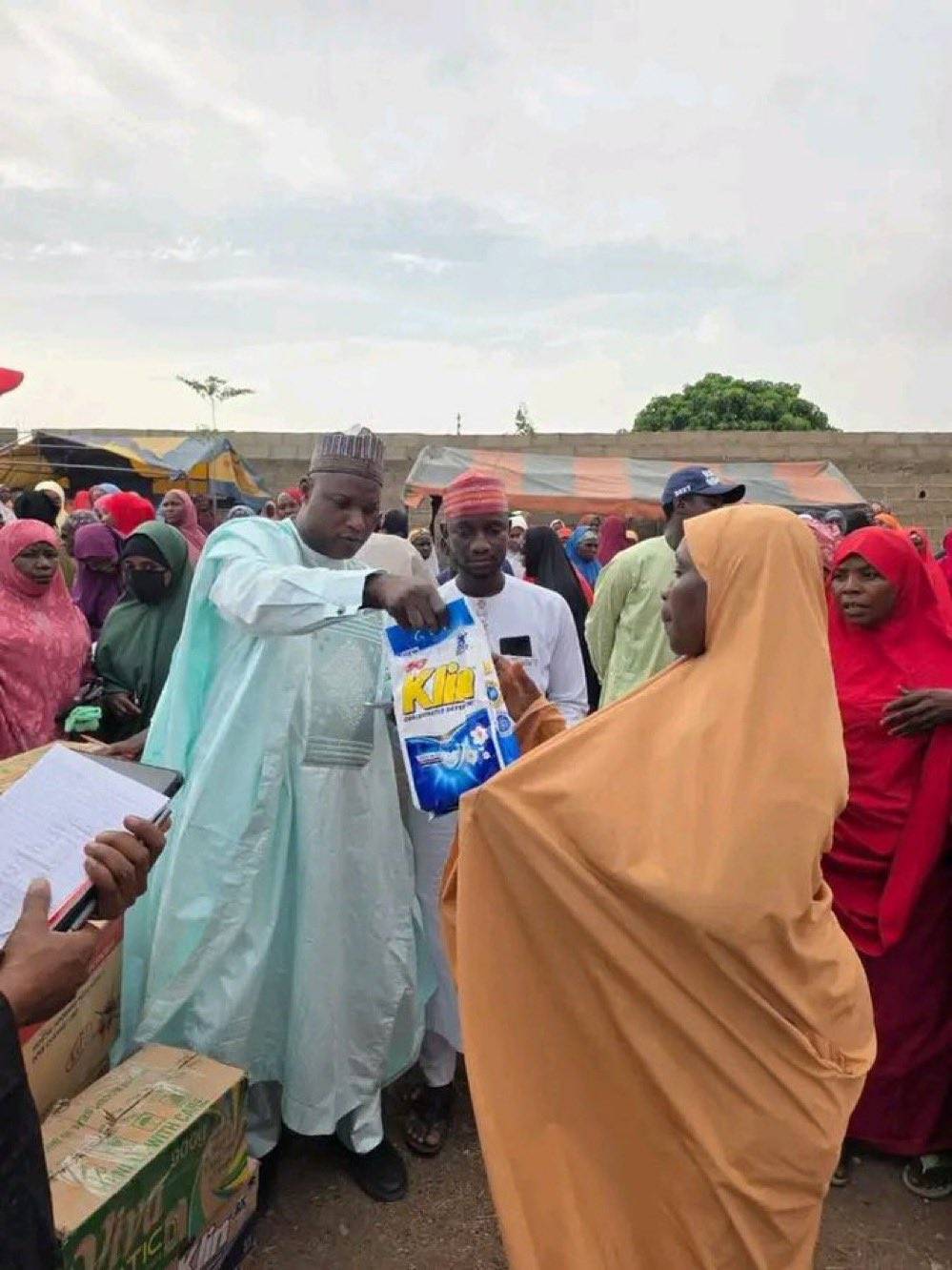 Picture of a Kano LG chairman distributing detergent to women during empowerment programme ๐ณ