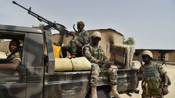 Troops of the Nigerian Army have intercepted 11 suspected criminal elements conveying materials beli...
