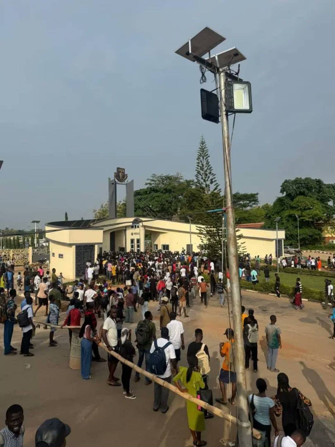 OAU students stage protest 🪧 and barricade roads over transportation hitches