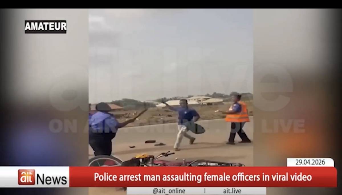 Update: The Nigeria police has arrested this man for beating up female police officers