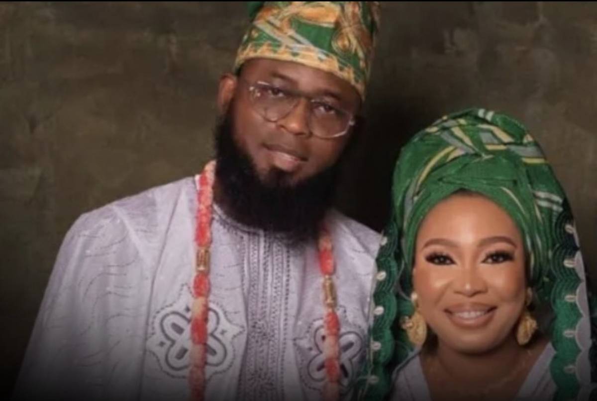 Actress Bimpe Akintunde has officially announced the end of her marriage to Ganiyu