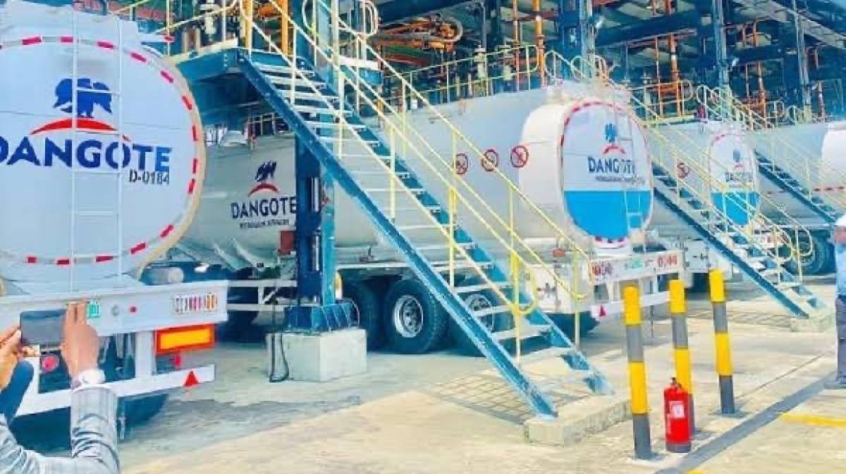 Dangote Refinery has increased the ex-depot price of Petrol to ₦1,350 per litre from the previous pr...