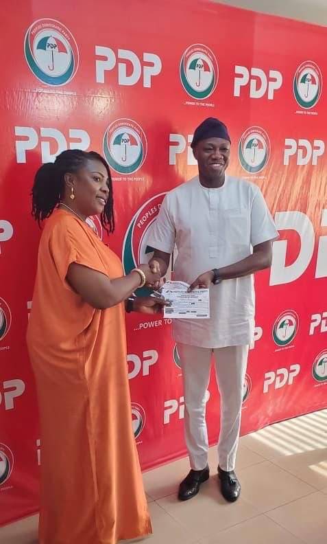 Oyo State PDP governorship aspirant Amofin Adeoye has purchased his nomination forms at the PDP Nati...