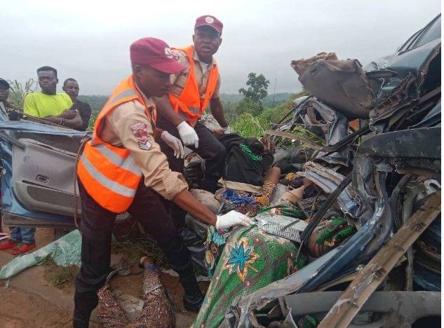 11 die as vehicle plunges off bridge on Lagos-Abeokuta expressway