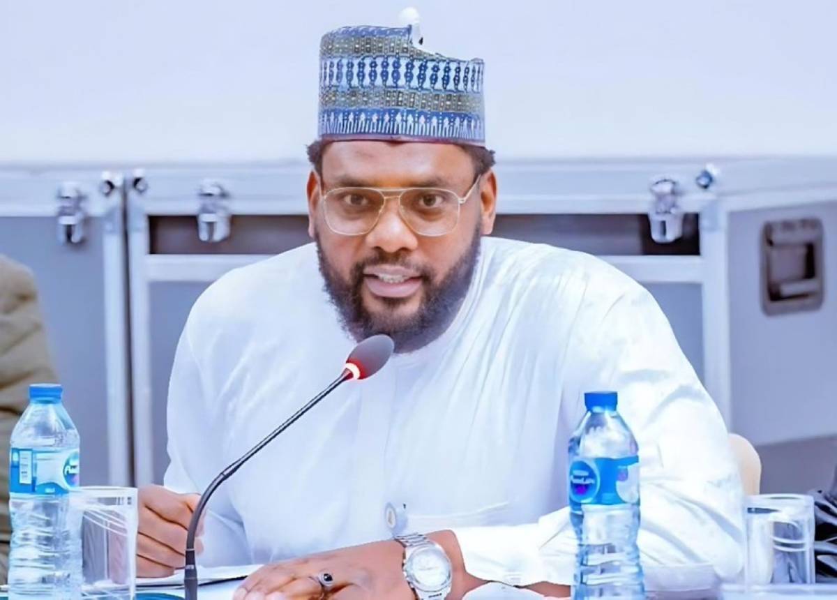 EFCC operatives have arrested Mustapha Abdullahi, Director-General of the Energy Commission of Niger...