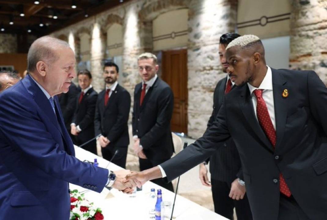 The President of Turkey and Nigeria ๐ณ๐ฌ footballer Victor Osimhen. ๐ค