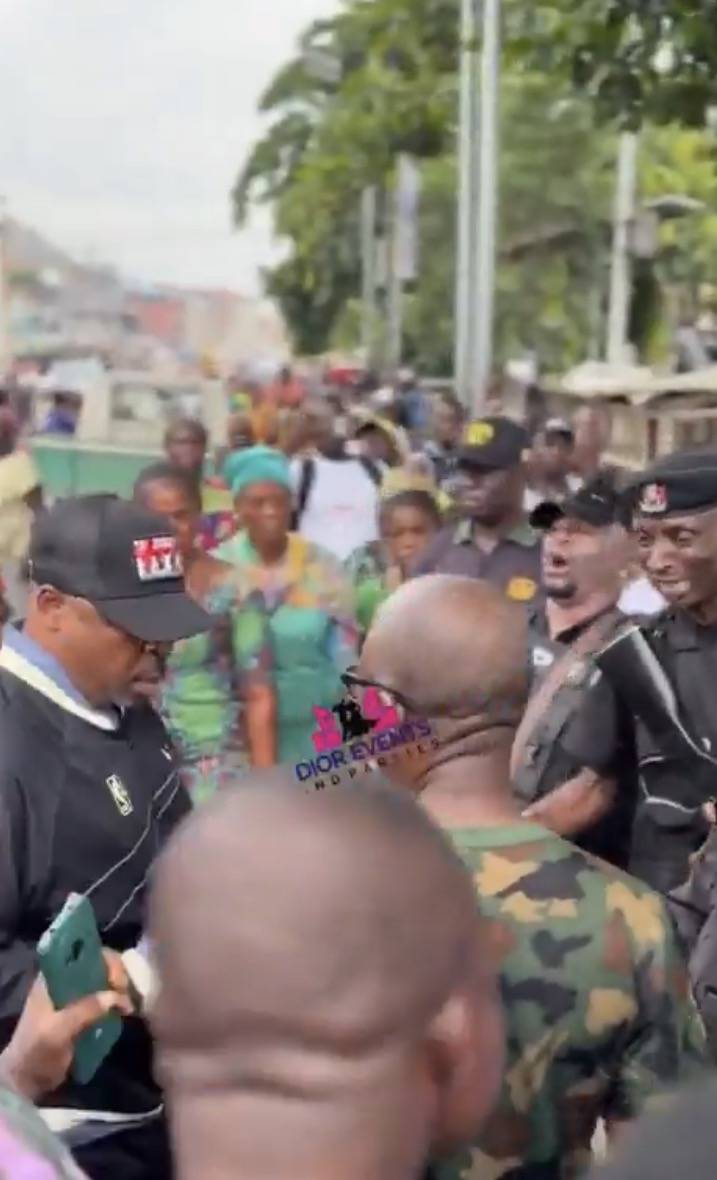 Mc Oluomo and some security agents had an argument with each other at a polling unit today