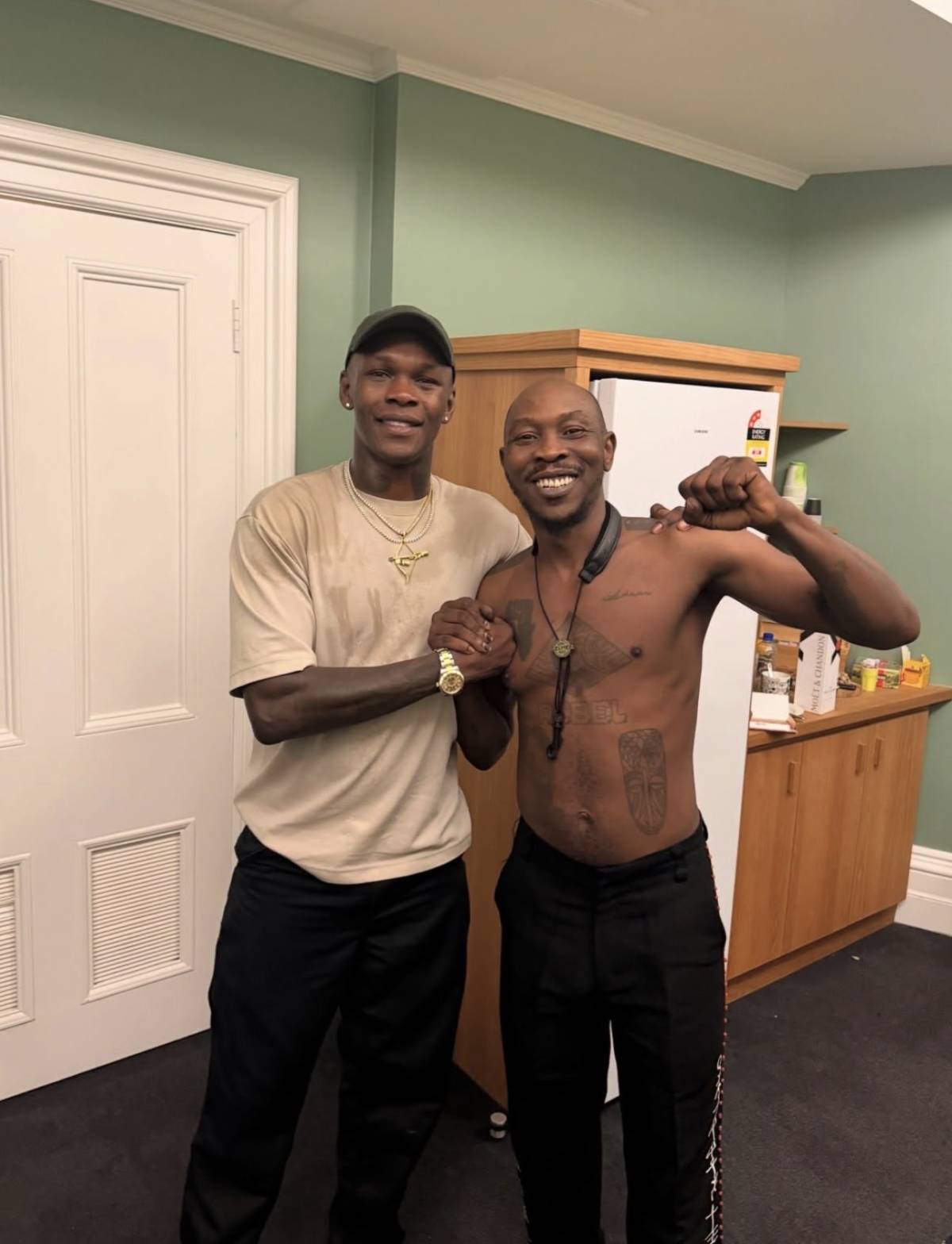 A picture of Israel Adesanya and Seun Kuti in Auckland 🦅🇳🇿