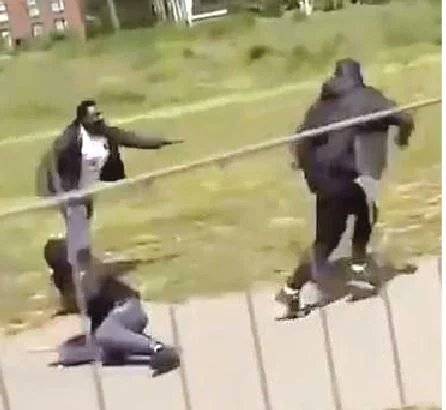 A Nigerian ๐ณ๐ฌ man has been hailed for risking his life to stop a knife fight involving three teenage...