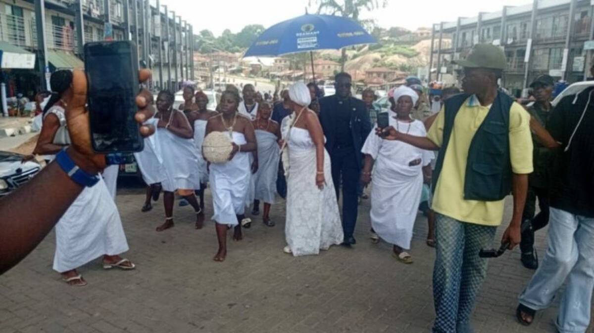 Women traditional worshippers storm Abeokuta streets to seek divine intervention over kidnapp£d teac...