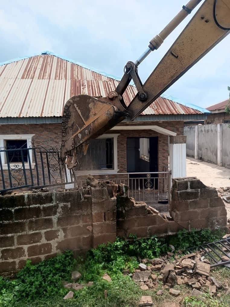 Oyo State Government Demolishes Building Used as Kidnappers’ Hideout in former power ministers Adela...