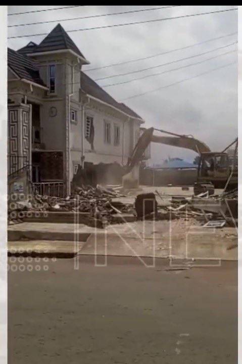 Oyo State Government demolishes building allegedly used for arms and ammunition storage by kidnappe...
