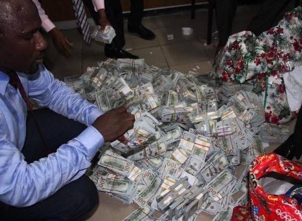 *HISTORICAL PERSPECTIVE*
Photo of an EFCC officer sweating seriously while counting more than $43 m...
