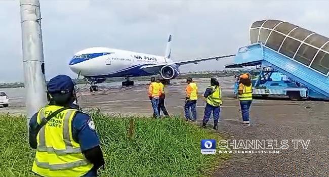 The aircraft conveying Nigerians π³π¬ repatriated from South Africa πΏπ¦ amid the ongoing hostilities ag...