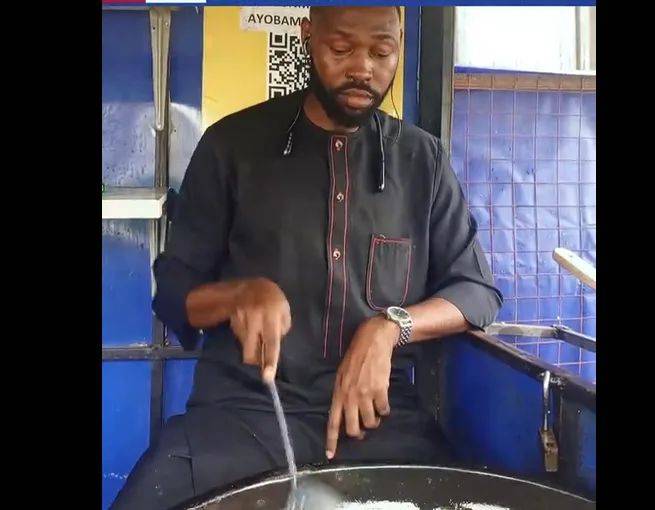 Nigerian akara vendor, Ayobami Ogunmoroti, popularly known as Ayo Alakara, has confirmed receiving f...