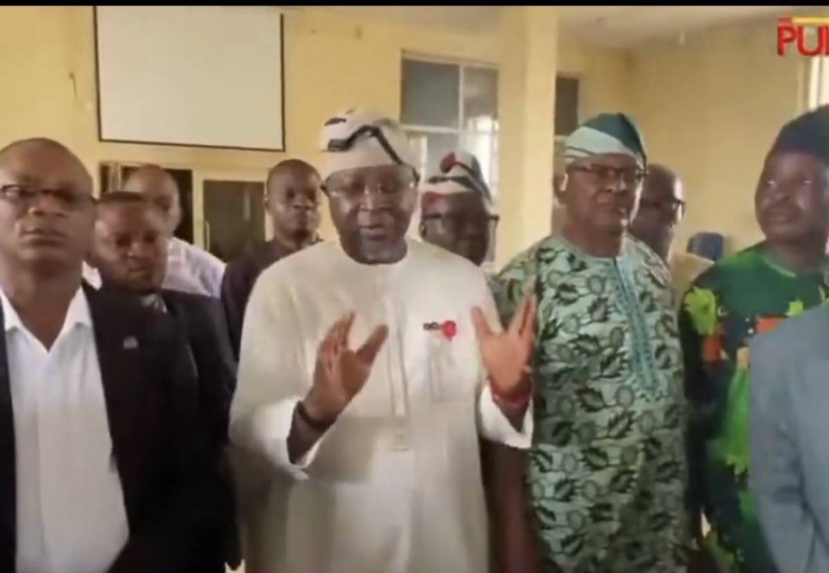 President Bola Tinubu’s Aide, Sunday Dare donates N50,000 each to rescued Oriire children.