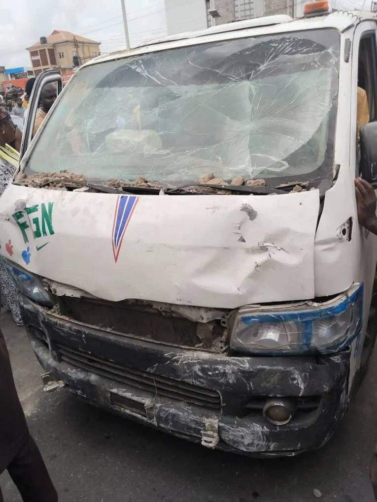 A Bus crashes into market in Kwara state