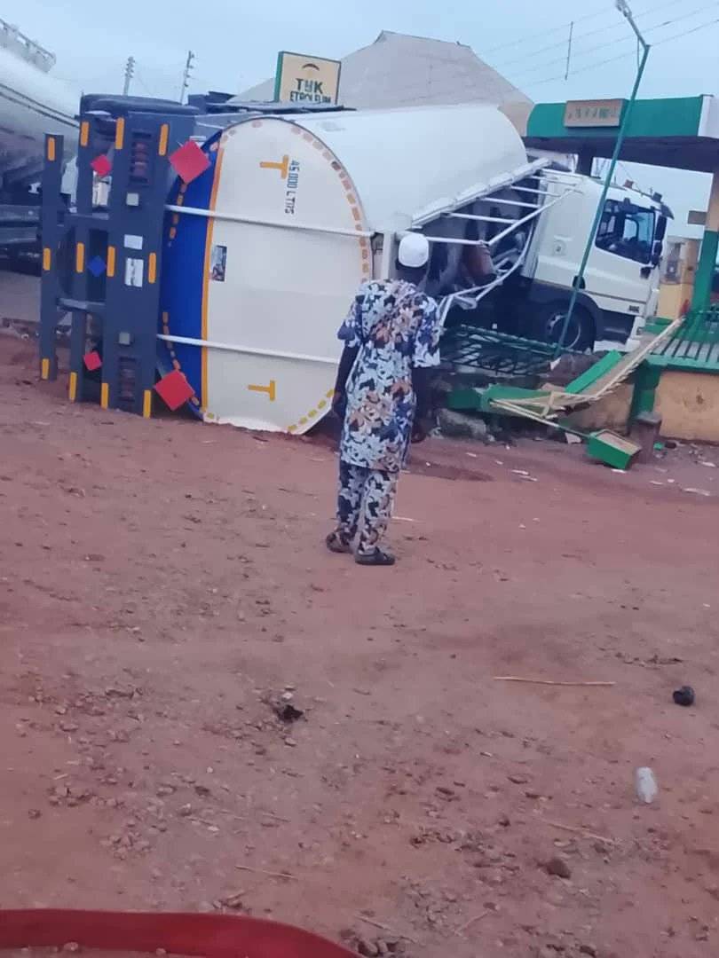 Firefighters ๐ have averted a disaster as petrol tanker crashes at Kwara filling station