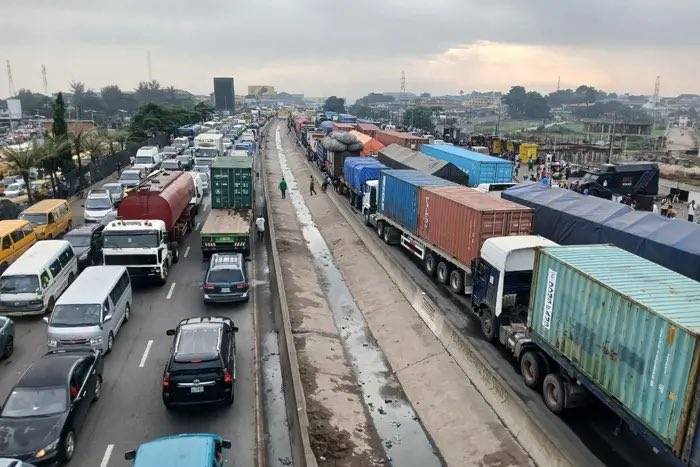 The Federal Ministry of Works has suspended indefinitely the planned rehabilitation of a section of...