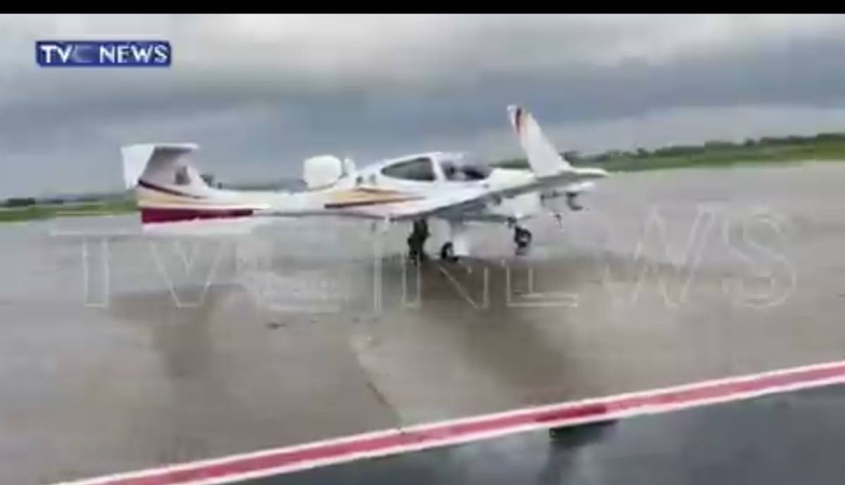 Two surveillance aircraft purchased by the Oyo State Government arrived at Ibadan Airport.
The Diam...