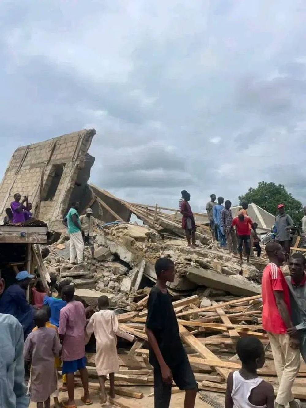 A one-storey building under construction has collapsed today along Bauchi Road in Sokoto metropolis,...