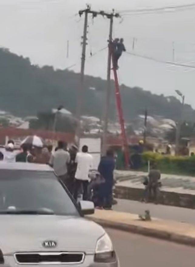 A staff of the Benin Electricity Distribution Company, BEDC, has been electrocuted while repairing a...
