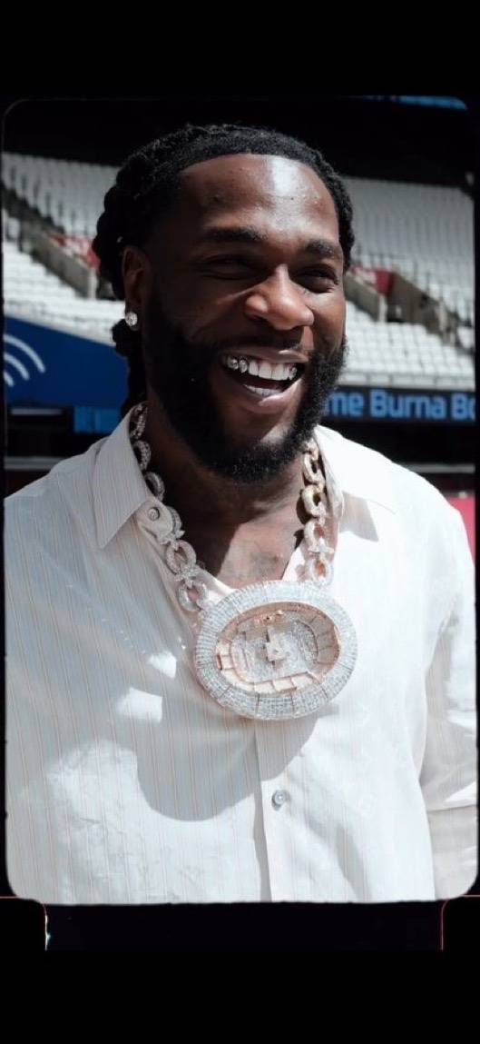 BURNA BOY BUYS  A 1 OF 1  DIAMOND PLATED STADIUM PENDANT! 🏟️