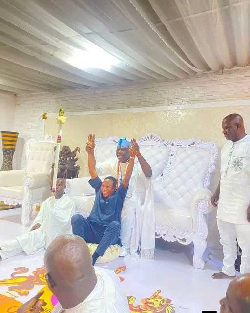 The Ooni of Ife, Oba Adeyeye Ogunwusi, has donated ₦100 million and a brand-new Hilux vehicle to sup...